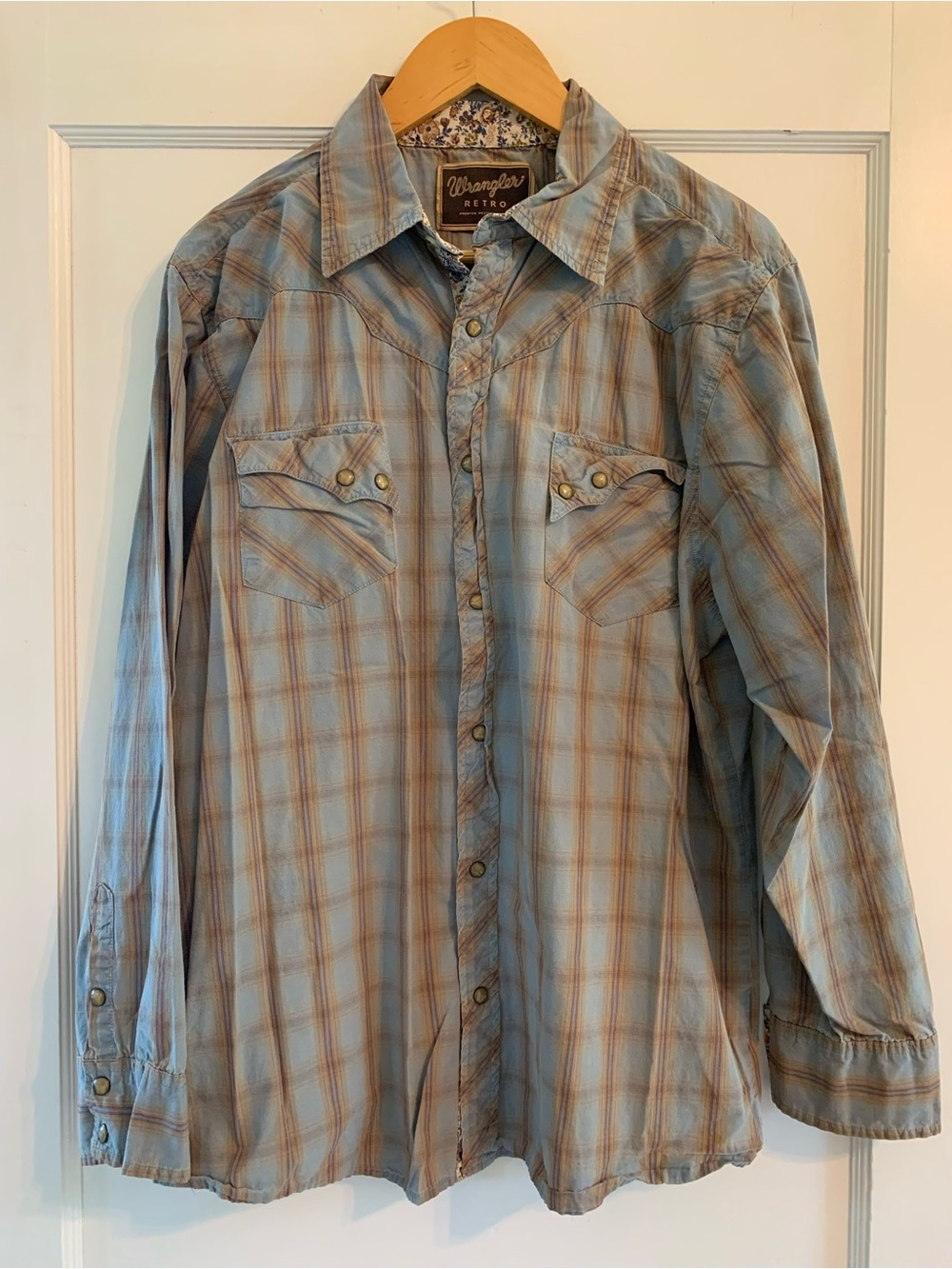 Wrangler Men's Light Blue and Tan Plaid Western Button-Down Shirt